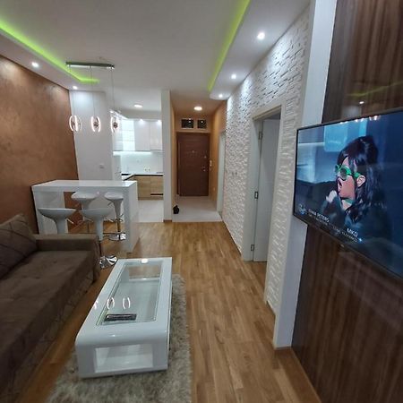 Apartman Elegance Free Garage Apartment โนวีซาด ภายนอก รูปภาพ