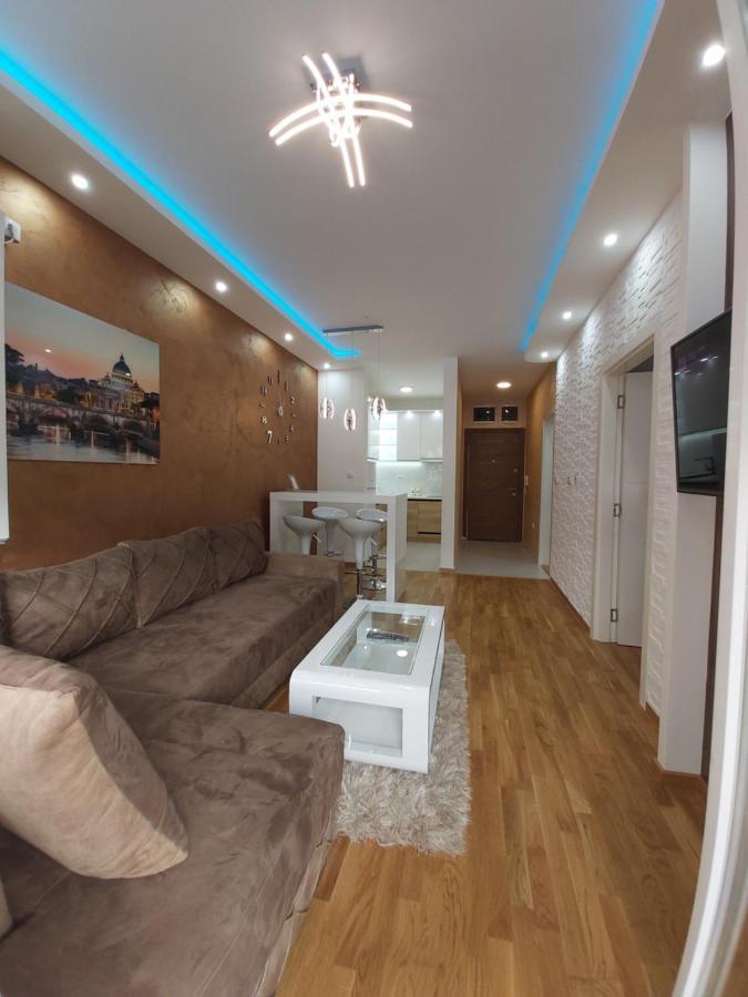 Apartman Elegance Free Garage Apartment โนวีซาด ภายนอก รูปภาพ