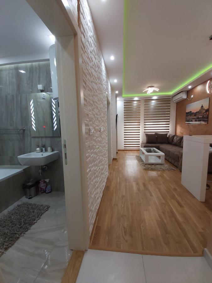 Apartman Elegance Free Garage Apartment โนวีซาด ภายนอก รูปภาพ