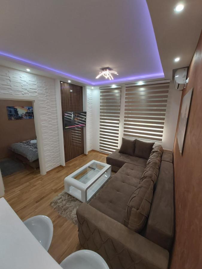 Apartman Elegance Free Garage Apartment โนวีซาด ภายนอก รูปภาพ