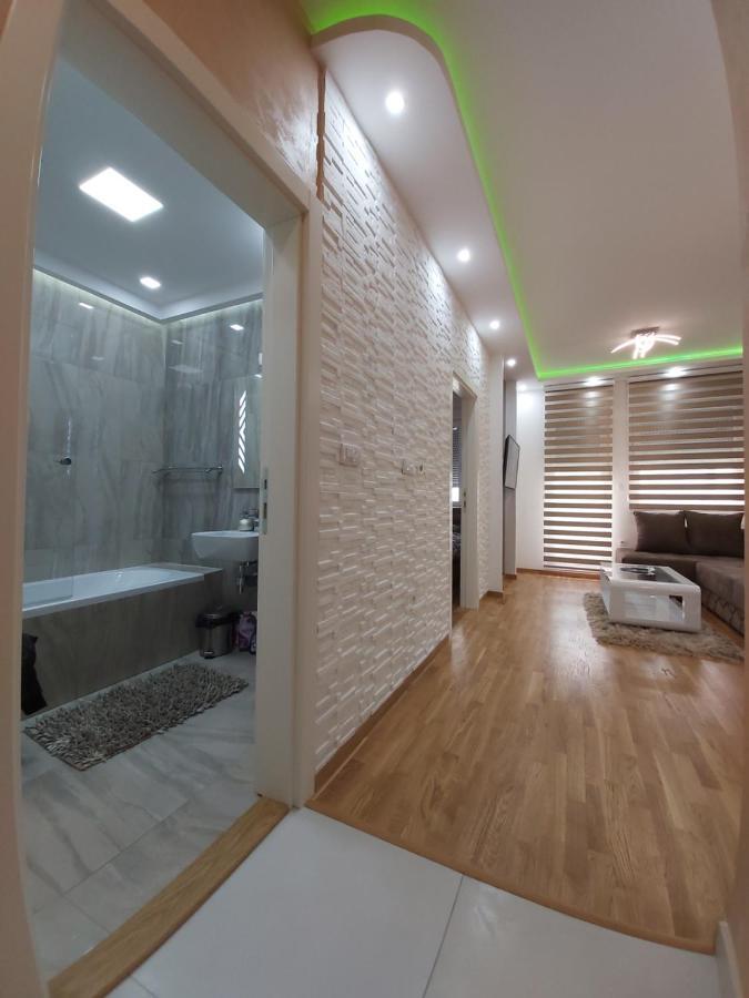 Apartman Elegance Free Garage Apartment โนวีซาด ภายนอก รูปภาพ