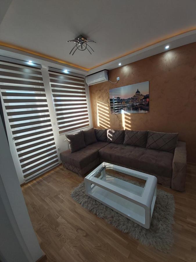 Apartman Elegance Free Garage Apartment โนวีซาด ภายนอก รูปภาพ