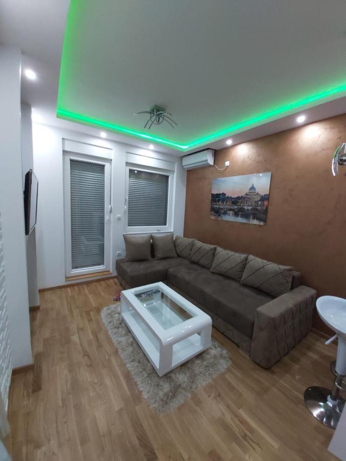 Apartman Elegance Free Garage Apartment โนวีซาด ภายนอก รูปภาพ