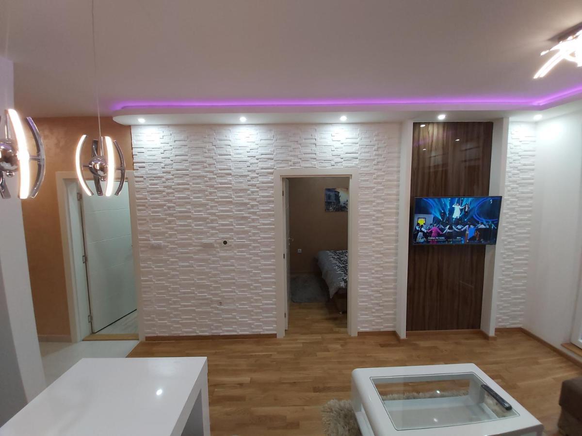 Apartman Elegance Free Garage Apartment โนวีซาด ภายนอก รูปภาพ